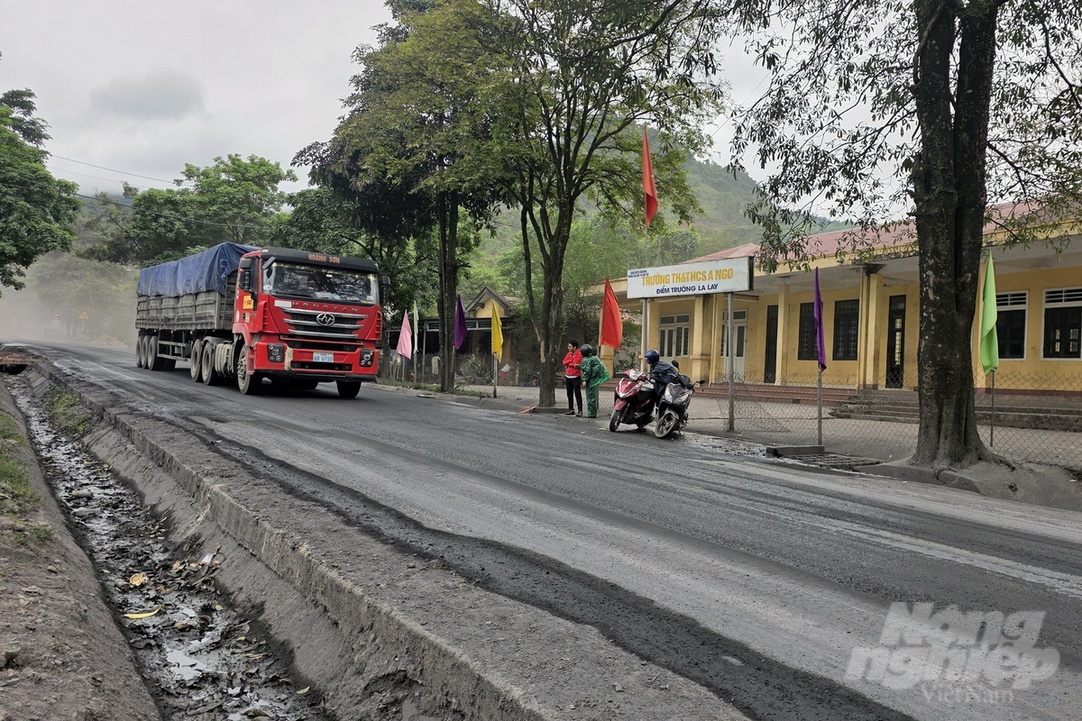 Lưu lượng xe chở than qua lại lớn tiềm ẩn nguy cơ gây tai nạn khi dọc quốc lộ 15D có nhiều cơ quan, công sở, trường học và nhà dân. Ảnh: Võ Dũng. Lưu lượng xe chở than qua lại lớn tiềm ẩn nguy cơ gây tai nạn khi dọc quốc lộ 15D có nhiều cơ quan, công sở, trường học và nhà dân. Ảnh: Võ Dũng.