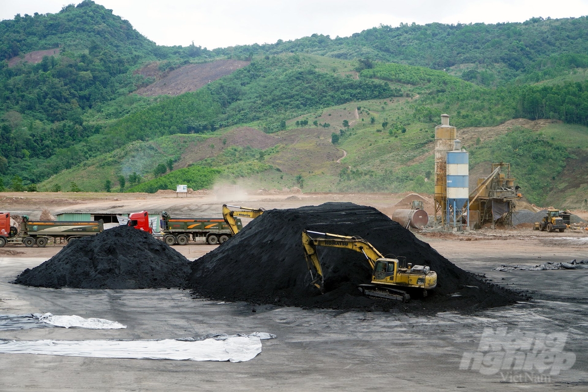 Bãi tập kết, sang, hạ tải than của Công ty Nam Tiến nằm phía trên quốc lộ 15D gây ra rất nhiều hệ lụy về môi trường. Ảnh: Võ Dũng. Bãi tập kết, sang, hạ tải than của Công ty Nam Tiến nằm phía trên quốc lộ 15D gây ra rất nhiều hệ lụy về môi trường. Ảnh: Võ Dũng.
