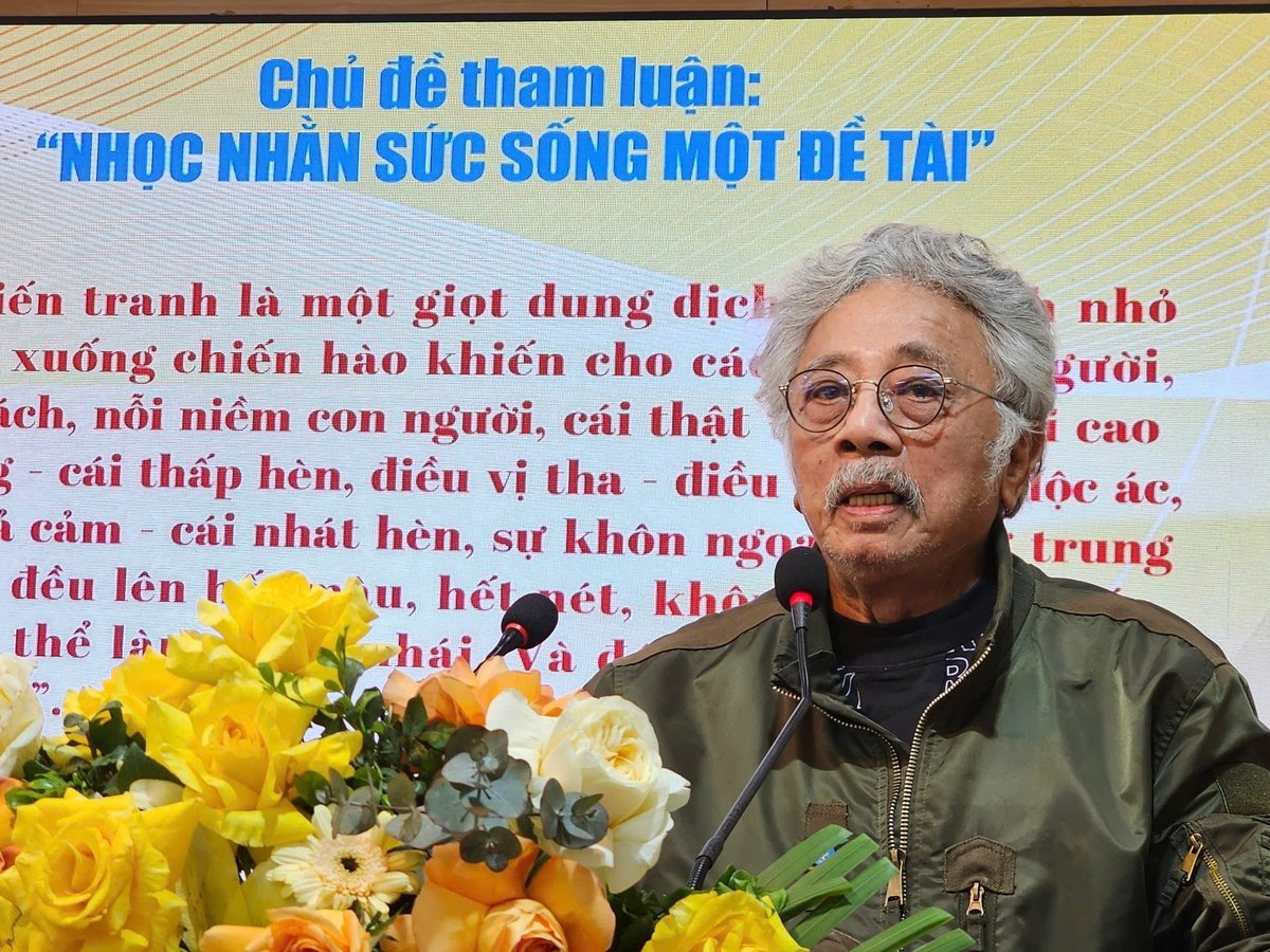 Nhà văn Chu Lai trình bày tham luận tại Hội thảo. Ảnh: Trung Minh. Nhà văn Chu Lai trình bày tham luận tại Hội thảo. Ảnh: Trung Minh.