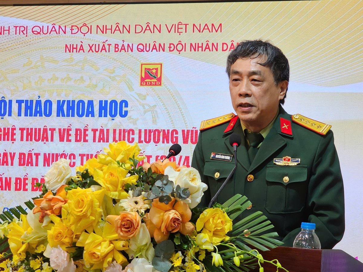 Nhà văn Nguyễn Bình Phương trình bày đề dẫn tại Hội thảo. Ảnh: Thành Duy. Nhà văn Nguyễn Bình Phương trình bày đề dẫn tại Hội thảo. Ảnh: Thành Duy.