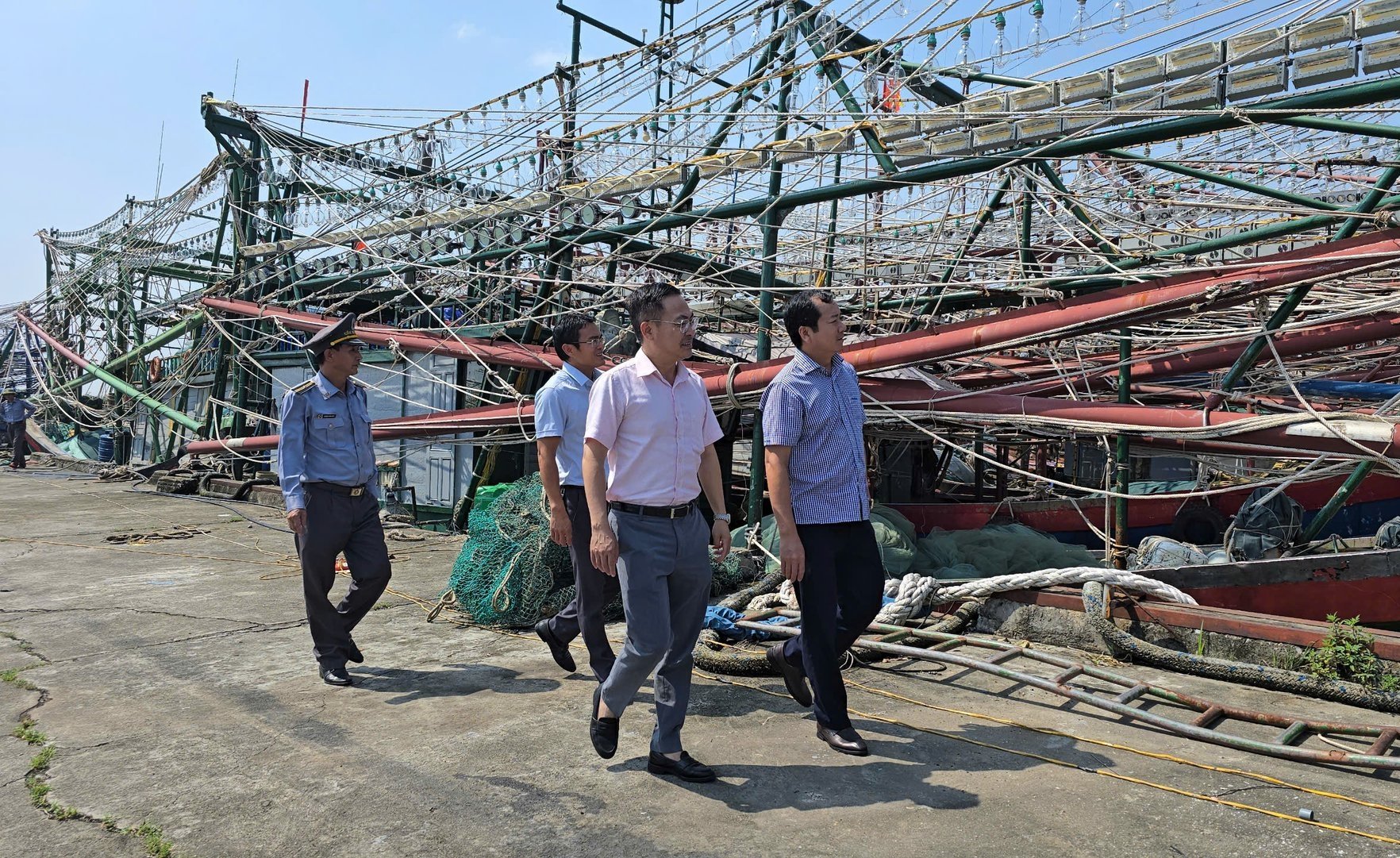 Lãnh đạo Cục Thủy sản và Kiểm ngư kiểm tra công tác chống khai thác IUU và tặng quà cho ngư dân ở Cảng cá Lập Lễ, Hải Phòng. Ảnh: Đinh Mười. Lãnh đạo Cục Thủy sản và Kiểm ngư kiểm tra công tác chống khai thác IUU và tặng quà cho ngư dân ở Cảng cá Lập Lễ, Hải Phòng. Ảnh: Đinh Mười.