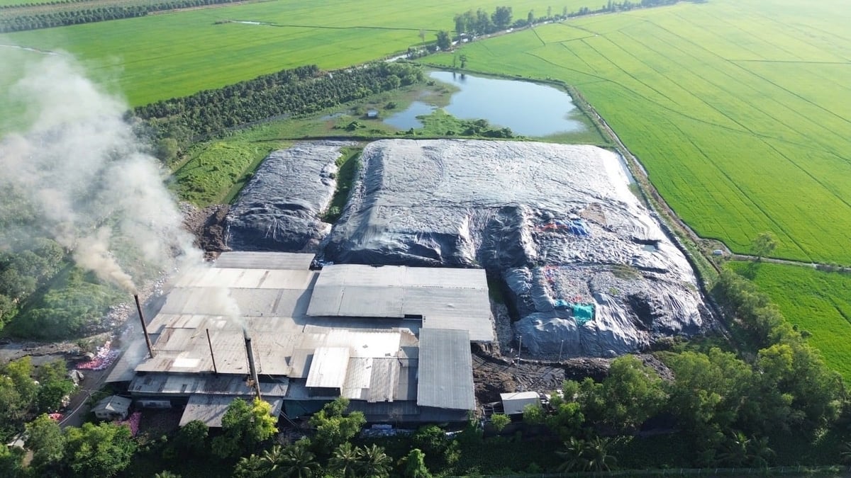 Ngành chức năng cảnh báo nguy cơ vỡ đê tại khu vực bãi rác Đông Thắng, khi chỉ cách đê bao nội đồng vài mét. Ảnh: KA. Ngành chức năng cảnh báo nguy cơ vỡ đê tại khu vực bãi rác Đông Thắng, khi chỉ cách đê bao nội đồng vài mét. Ảnh: KA.