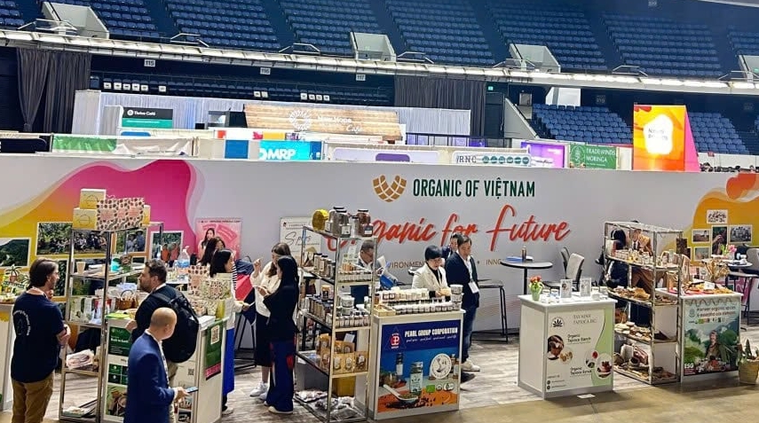 Khách hàng tham quan và tìm hiểu về sản phẩm của Việt Nam tại Hội chợ Natural Products Expo West 2025 tại Hoa Kỳ. Ảnh: VOAA. Khách hàng tham quan và tìm hiểu về sản phẩm của Việt Nam tại Hội chợ Natural Products Expo West 2025 tại Hoa Kỳ. Ảnh: VOAA.