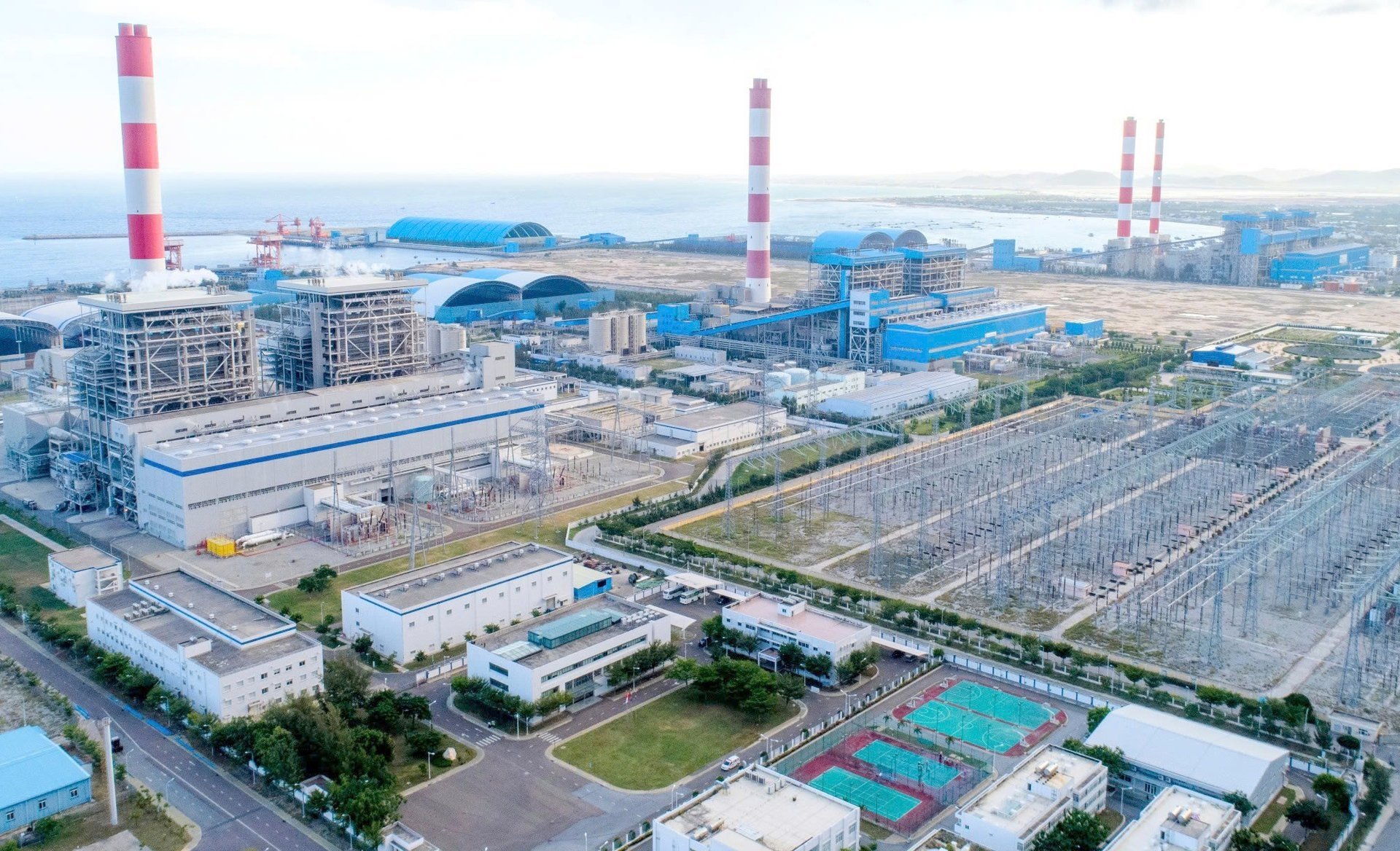 Trung tâm Điện lực Vĩnh Tân nằm tại huyện Tuy Phong, tỉnh Bình Thuận. Ảnh: ĐS. Trung tâm Điện lực Vĩnh Tân nằm tại huyện Tuy Phong, tỉnh Bình Thuận. Ảnh: ĐS.