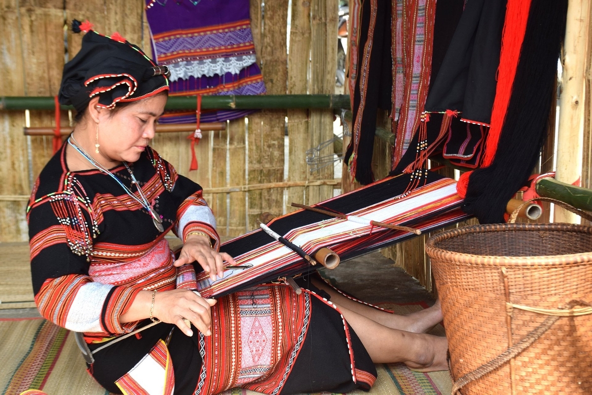 Du khách dự ngày hội thưởng ngoạn hoa trang suối Tà Má còn được trải nghiệm nghề dệt thổ cẩm truyền thống của đồng bào Bana Kriêm ở thôn Hà Ri. Ảnh: V.Đ.T. Du khách dự ngày hội thưởng ngoạn hoa trang suối Tà Má còn được trải nghiệm nghề dệt thổ cẩm truyền thống của đồng bào Bana Kriêm ở thôn Hà Ri. Ảnh: V.Đ.T.