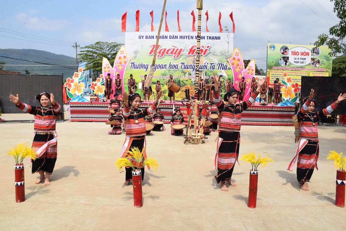 Trong khuôn khổ ngày hội thưởng ngoạn hoa trang suối Tà Má còn có Lễ hội mừng cốm lúa mới của đồng bào Bana Kriêm. Ảnh: V.Đ.T. Trong khuôn khổ ngày hội thưởng ngoạn hoa trang suối Tà Má còn có Lễ hội mừng cốm lúa mới của đồng bào Bana Kriêm. Ảnh: V.Đ.T.