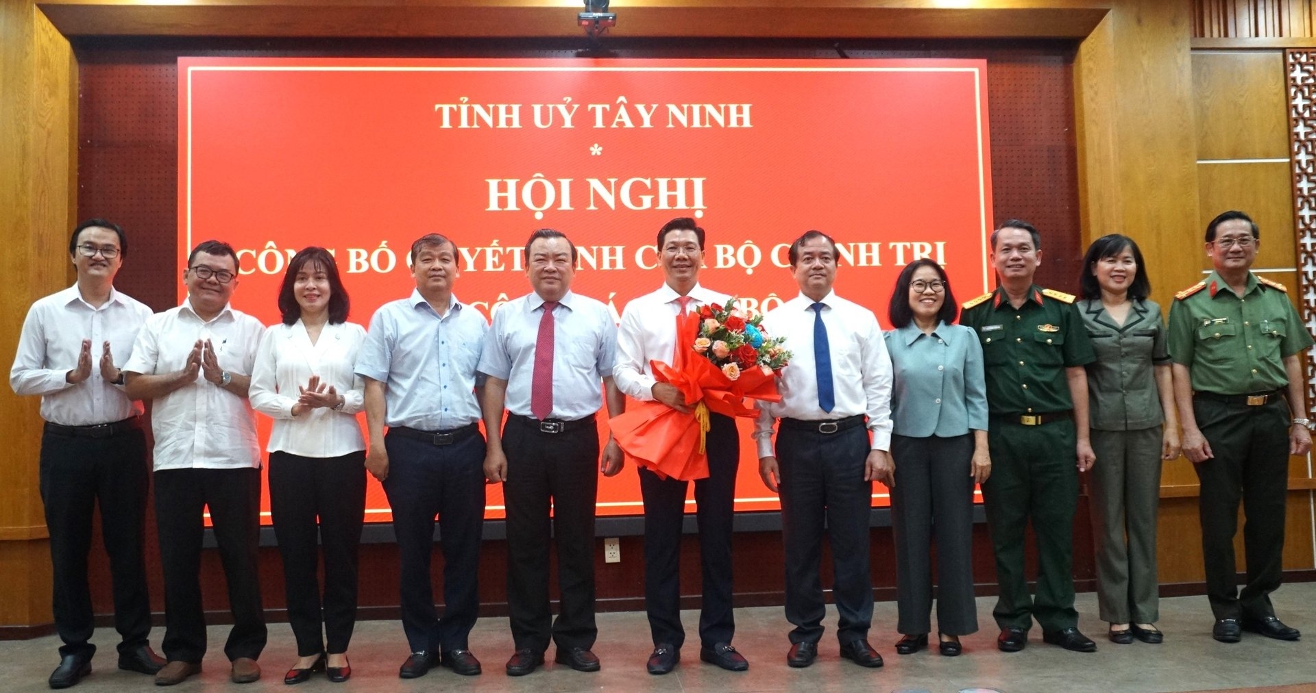Ban thường vụ Đảng bộ tỉnh Tây Ninh nhiệm kỳ 2020-2025 chúc mừng ông Nguyễn Mạnh Hùng, Tân Bí thư Tỉnh ủy Tây Ninh. Ảnh: Trần Trung. Ban thường vụ Đảng bộ tỉnh Tây Ninh nhiệm kỳ 2020-2025 chúc mừng ông Nguyễn Mạnh Hùng, Tân Bí thư Tỉnh ủy Tây Ninh. Ảnh: Trần Trung.