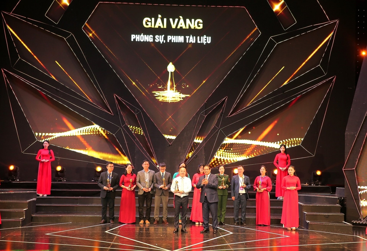 Thủ tướng Chính phủ Phạm Minh Chính trao giải cho các tác giả có tác phẩm đoạt giải Vàng ở thể loại Phóng sự, Phim tài liệu. Ảnh: BTC. Thủ tướng Chính phủ Phạm Minh Chính trao giải cho các tác giả có tác phẩm đoạt giải Vàng ở thể loại Phóng sự, Phim tài liệu. Ảnh: BTC.