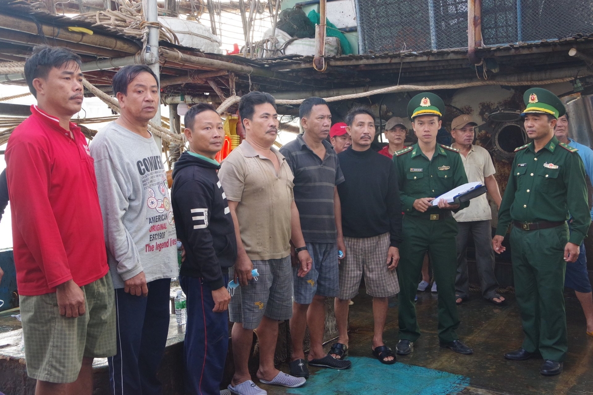 Các ngư dân trên tàu cá QNa 91679-TS gặp nạn về đến cảng cá Đề Gi (huyện Phù Cát, Bình Định). Ảnh: BĐBP. Các ngư dân trên tàu cá QNa 91679-TS gặp nạn về đến cảng cá Đề Gi (huyện Phù Cát, Bình Định). Ảnh: BĐBP.