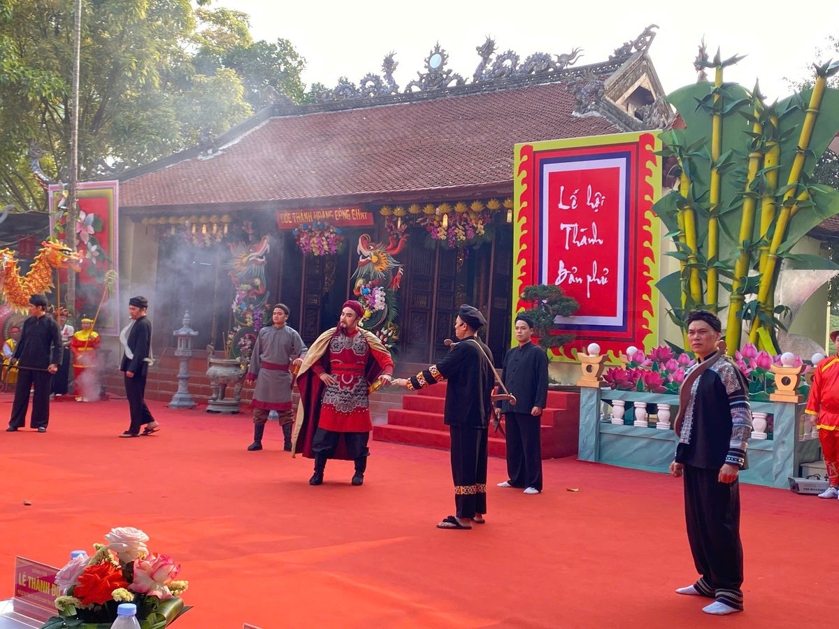 Tiết mục sử thi Hoàng Công Chất do Nhà hát chèo Hà Nội thể hiện. Ảnh: Trần Hương. Tiết mục sử thi Hoàng Công Chất do Nhà hát chèo Hà Nội thể hiện. Ảnh: Trần Hương.