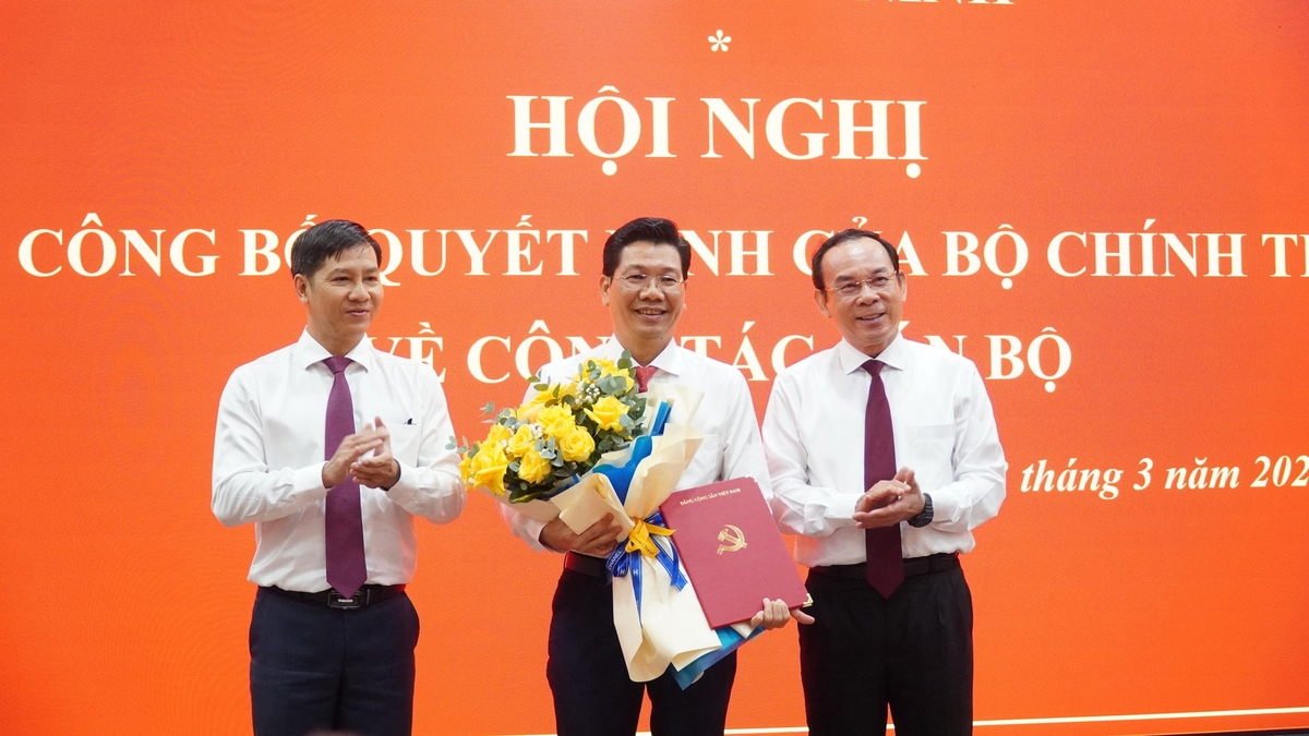 Ông Nguyễn Mạnh Hùng nhận quyết định của Bộ Chính trị về công tác cán bộ. Ảnh: Trần Trung. Ông Nguyễn Mạnh Hùng nhận quyết định của Bộ Chính trị về công tác cán bộ. Ảnh: Trần Trung.