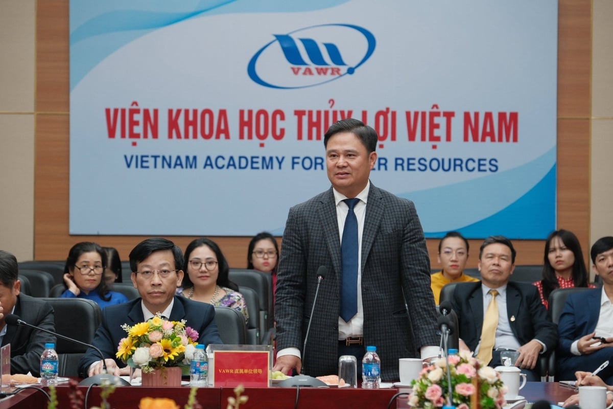 Viện trưởng Viện Sinh thái và Bảo vệ công trình Nguyễn Quốc Huy thuyết trình về kinh nghiệm xử lý tổ mối gây hại thân đập thủy lợi của Việt Nam. Ảnh: Quỳnh Chi. 