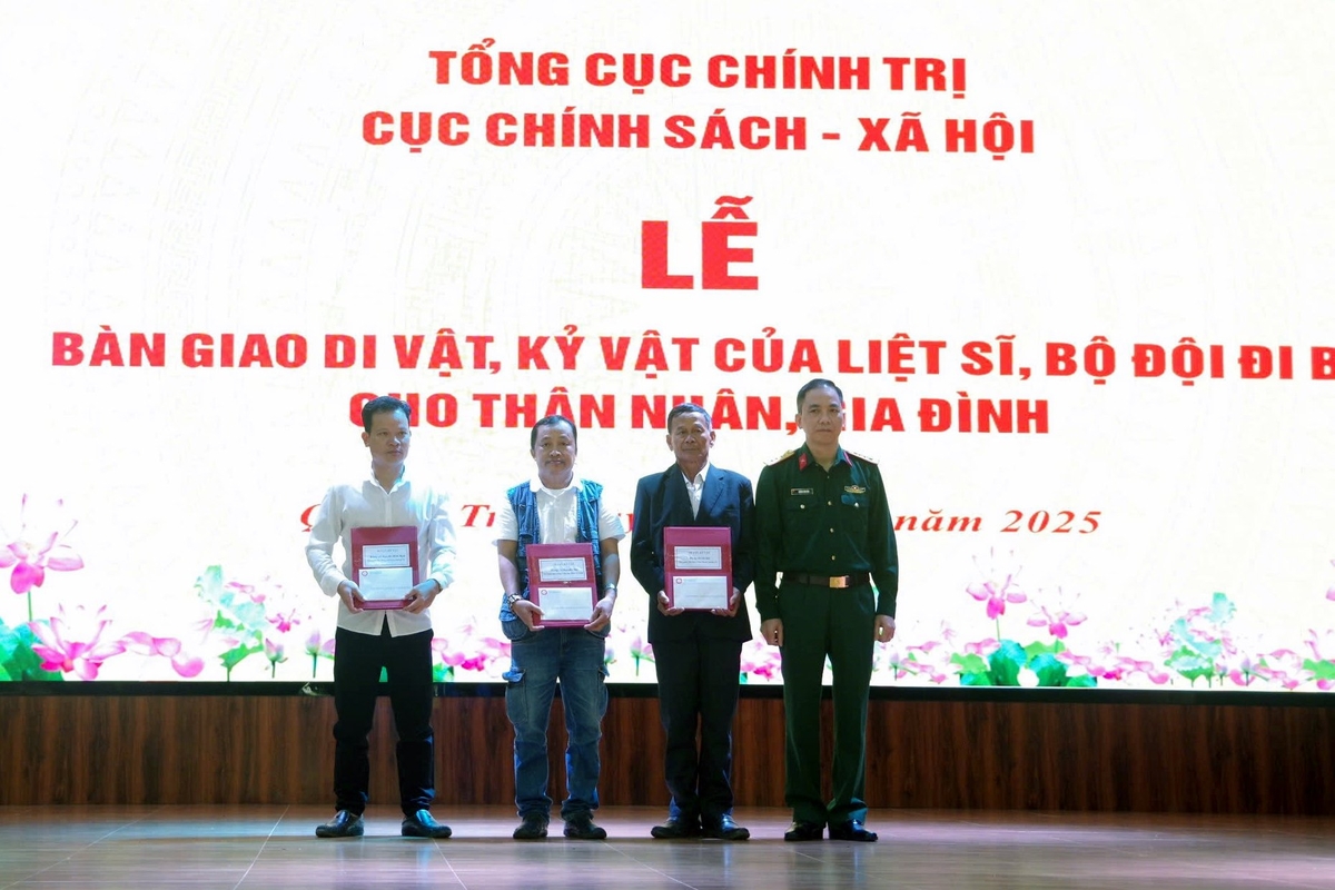 Đại diện Cục Chính sách – Xã hội, Tổng Cục Chính trị bàn giao di vật, kỷ vật cho các thân nhân, gia đình Liệt sỹ tại tỉnh Quảng Trị. Ảnh: XD. Đại diện Cục Chính sách – Xã hội, Tổng Cục Chính trị bàn giao di vật, kỷ vật cho các thân nhân, gia đình Liệt sỹ tại tỉnh Quảng Trị. Ảnh: XD.
