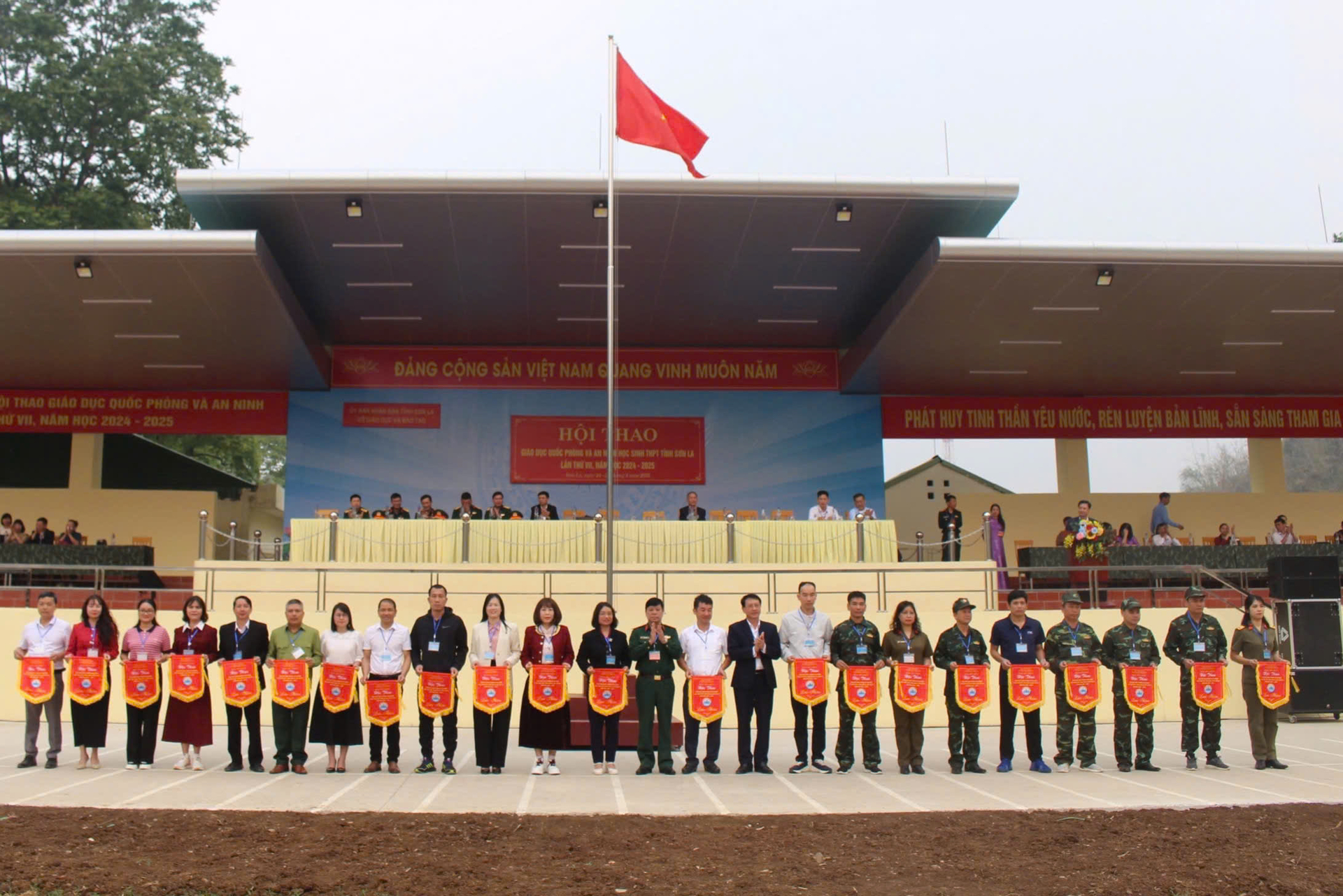 Trao cờ lưu niệm cho các đoàn tham gia Hội thao giáo dục quốc phòng an ninh tỉnh Sơn La lần thứ VII. Ảnh: Nguyễn Nga. Trao cờ lưu niệm cho các đoàn tham gia Hội thao giáo dục quốc phòng an ninh tỉnh Sơn La lần thứ VII. Ảnh: Nguyễn Nga.