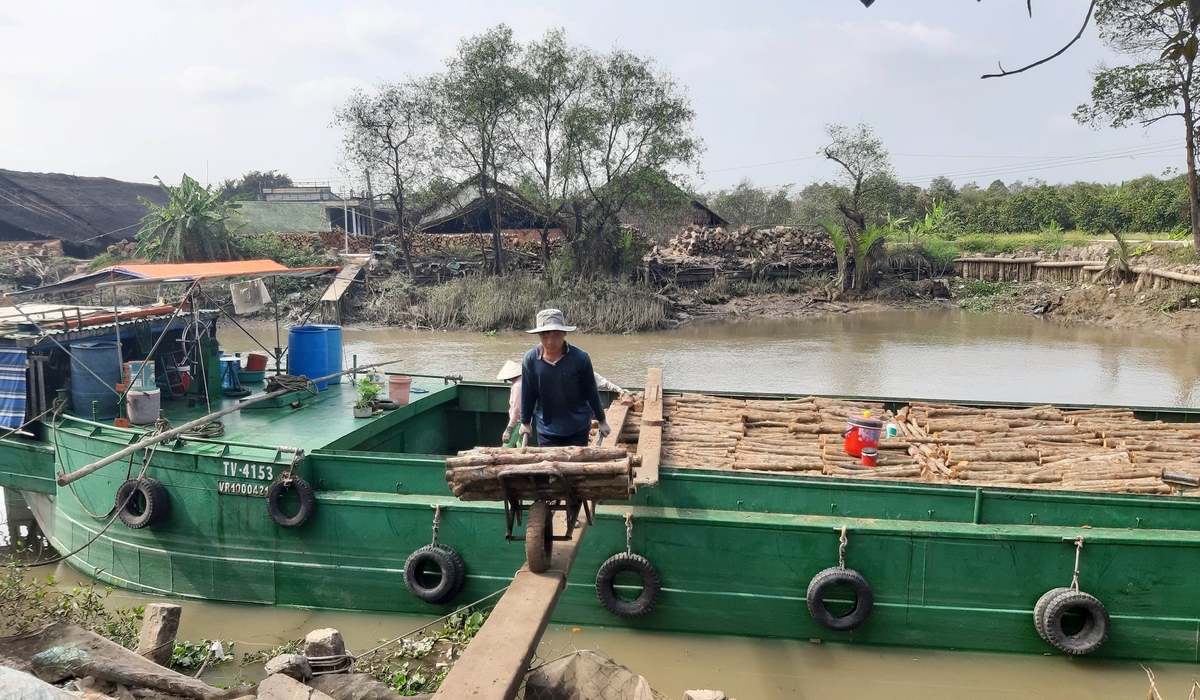 TP Ngã Bảy và huyện Châu Thành, tỉnh Hậu Giang luôn giám sát chặt chẽ khu vực sản xuất than củi để kịp thời nhắc nhở người dân không được xây thêm lò than. Ảnh Lê Hùng. TP Ngã Bảy và huyện Châu Thành, tỉnh Hậu Giang luôn giám sát chặt chẽ khu vực sản xuất than củi để kịp thời nhắc nhở người dân không được xây thêm lò than. Ảnh Lê Hùng.
