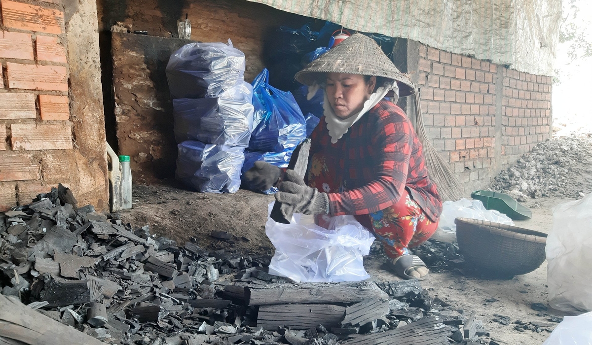 Sản xuất than củi đang gây ô nhiễm môi trường, ảnh hưởng đến sức khỏe người dân, đặc biệt là những người trực tiếp hoạt động tại các lò than. Ảnh Lê Hùng. Sản xuất than củi đang gây ô nhiễm môi trường, ảnh hưởng đến sức khỏe người dân, đặc biệt là những người trực tiếp hoạt động tại các lò than. Ảnh Lê Hùng.