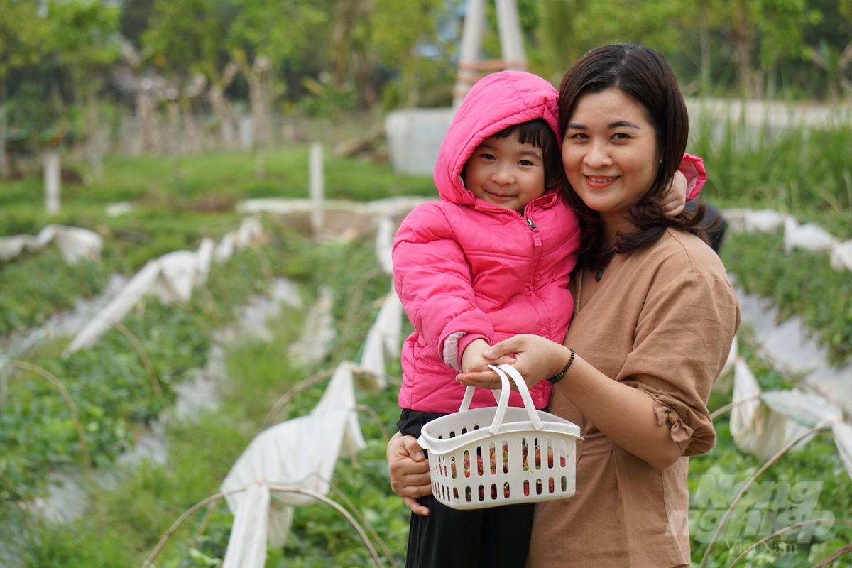 Giáo viên và học sinh mầm non tham quan, trải nghiệm tại nông trại. Ảnh: Quốc Toản.