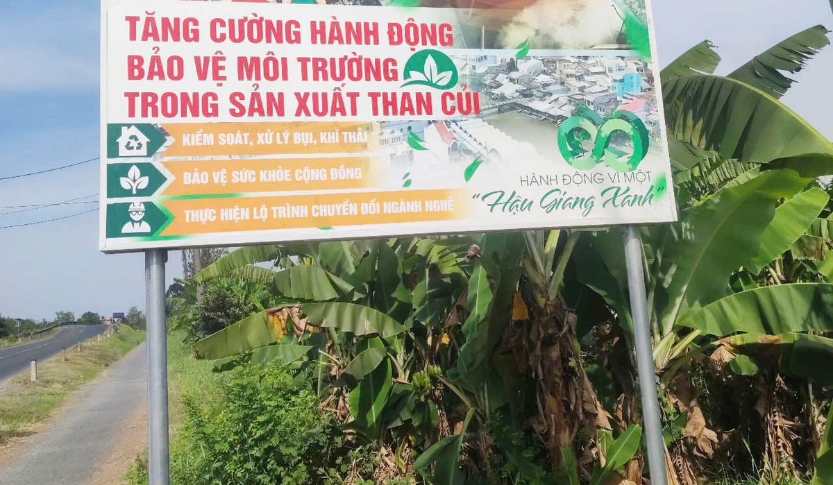 Tỉnh Hậu Giang đang đẩy mạnh công tác tuyên truyền nâng cao ý thức, trách nhiệm của người dân đối với công tác bảo vệ môi trường trong hoạt động sản xuất than củi. Ảnh Lê Hùng. Tỉnh Hậu Giang đang đẩy mạnh công tác tuyên truyền nâng cao ý thức, trách nhiệm của người dân đối với công tác bảo vệ môi trường trong hoạt động sản xuất than củi. Ảnh Lê Hùng.