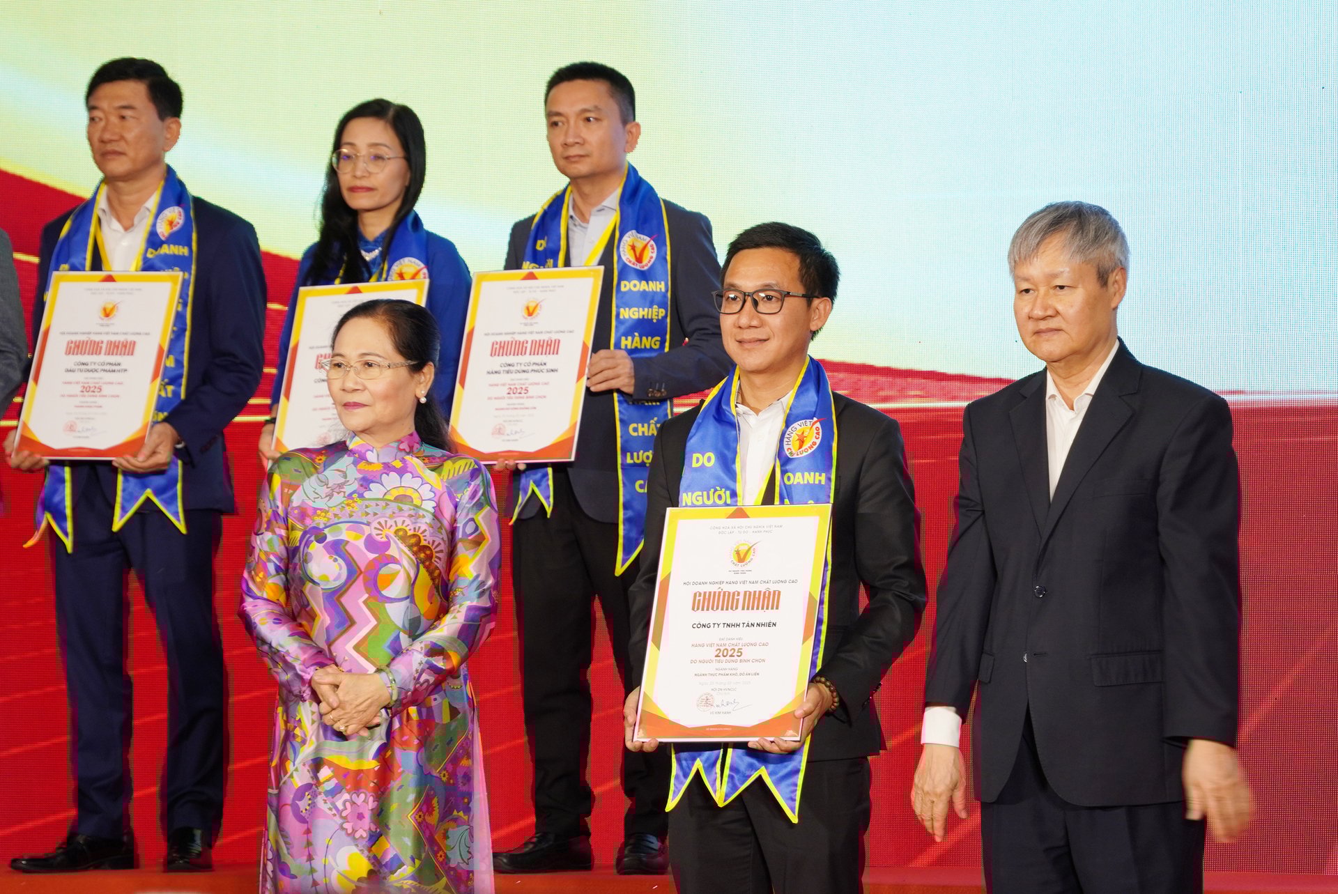Trao chứng nhận Hàng Việt Nam chất lượng cao cho Công ty TNHH Tân Nhiên. Ảnh: Nguyễn Thủy. Trao chứng nhận Hàng Việt Nam chất lượng cao cho Công ty TNHH Tân Nhiên. Ảnh: Nguyễn Thủy.