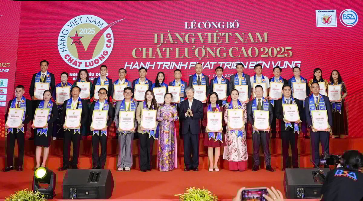 Bà Nguyễn Thị Lệ, Chủ tịch HĐND TP.HCM và ông Vũ Tân Thành, Phó Chủ tịch Liên đoàn Lao động và Thương mại Việt Nam (VCCI) trao chứng nhận cho các doanh nghiệp Hàng Việt Nam chất lượng cao năm 2025. Ảnh: Nguyễn Thủy. Bà Nguyễn Thị Lệ, Chủ tịch HĐND TP.HCM và ông Vũ Tân Thành, Phó Chủ tịch Liên đoàn Lao động và Thương mại Việt Nam (VCCI) trao chứng nhận cho các doanh nghiệp Hàng Việt Nam chất lượng cao năm 2025. Ảnh: Nguyễn Thủy.