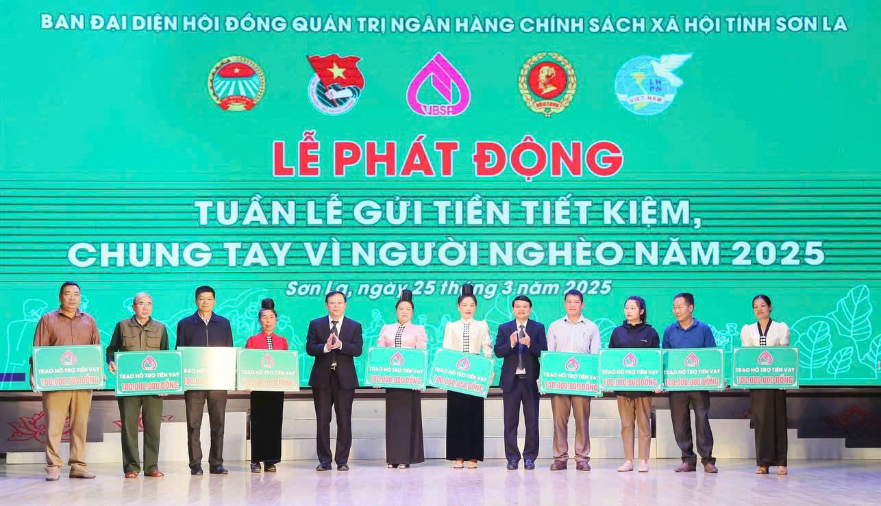 BTC trao hỗ trợ vay vốn cho các hộ gia đình nghèo, gia đình chính sách trên địa bàn. Ảnh: Tỉnh đoàn Sơn La. BTC trao hỗ trợ vay vốn cho các hộ gia đình nghèo, gia đình chính sách trên địa bàn. Ảnh: Tỉnh đoàn Sơn La.