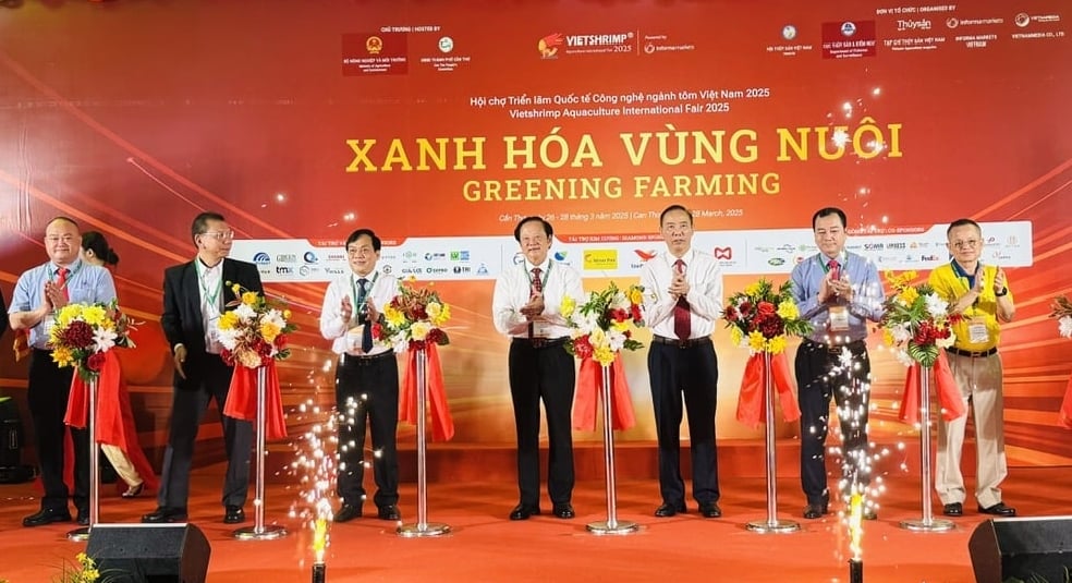 Thứ trưởng Bộ Nông nghiệp và Môi trường Phùng Đức Tiến cùng Ban tổ chức thực hiện nghi lễ cắt băng khai mạc Hội chợ VietShrimp 2025. Ảnh: Lê Hoàng Vũ. Thứ trưởng Bộ Nông nghiệp và Môi trường Phùng Đức Tiến cùng Ban tổ chức thực hiện nghi lễ cắt băng khai mạc Hội chợ VietShrimp 2025. Ảnh: Lê Hoàng Vũ.