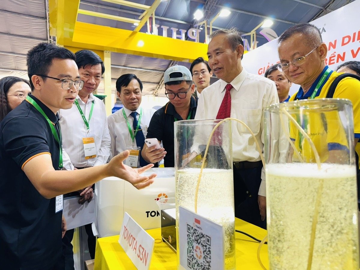 Thứ trưởng Bộ Nông nghiệp và Môi trường Phùng Đức Tiến cùng các đại biểu tham quan các gian hàng tại Hội chợ VietShrimp 2025. Ảnh: Lê Hoàng Vũ. Thứ trưởng Bộ Nông nghiệp và Môi trường Phùng Đức Tiến cùng các đại biểu tham quan các gian hàng tại Hội chợ VietShrimp 2025. Ảnh: Lê Hoàng Vũ.