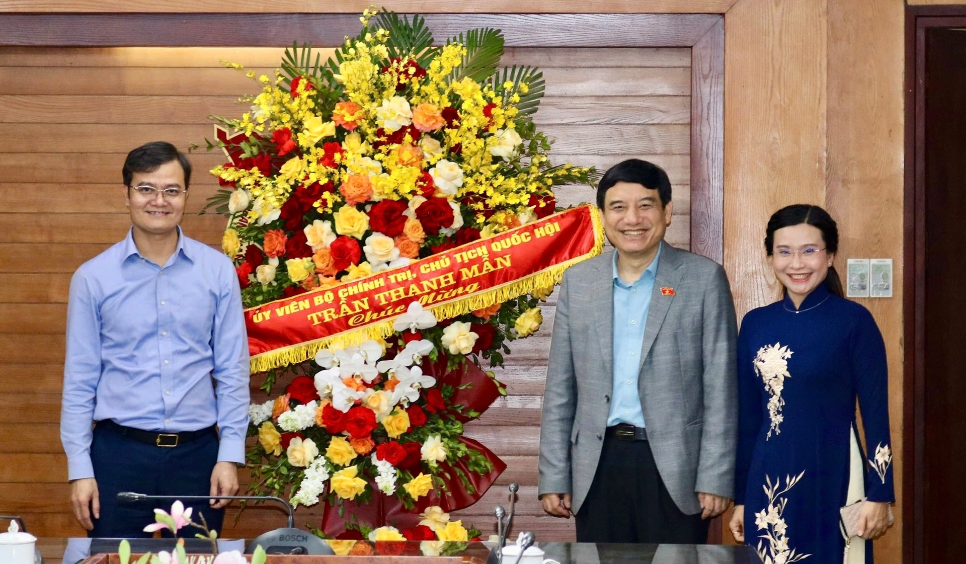 Ông Nguyễn Đắc Vinh tặng hoa của Chủ tịch Quốc hội chúc mừng Đoàn Thanh niên nhân dịp kỷ niệm 94 năm thành lập Đoàn. ẢNH: BTG. Ông Nguyễn Đắc Vinh tặng hoa của Chủ tịch Quốc hội chúc mừng Đoàn Thanh niên nhân dịp kỷ niệm 94 năm thành lập Đoàn. ẢNH: BTG.