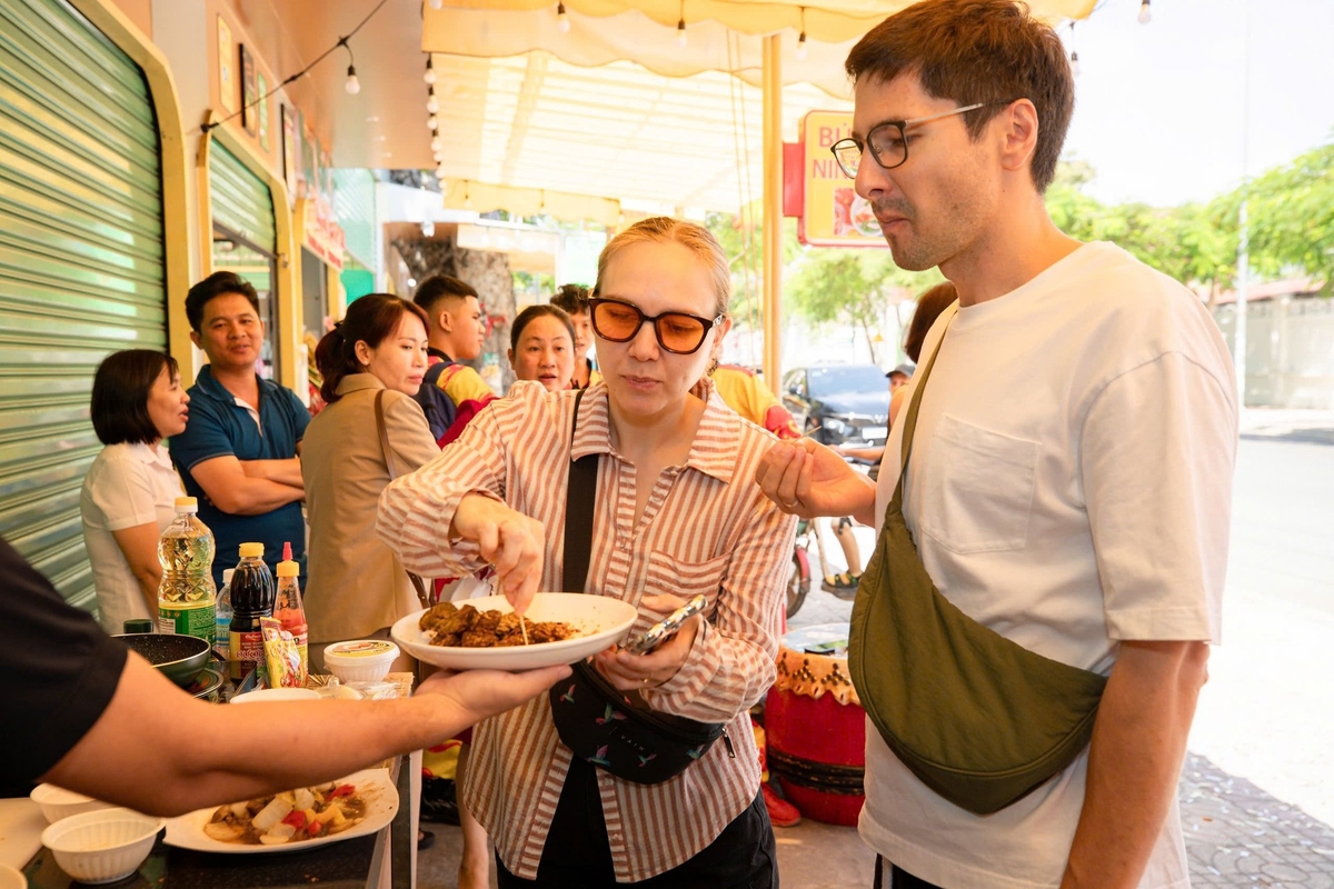 Khách hàng thưởng thức món ăn được chế biến từ thịt đà điểu VietOstrich. Ảnh: TL. Khách hàng thưởng thức món ăn được chế biến từ thịt đà điểu VietOstrich. Ảnh: TL.