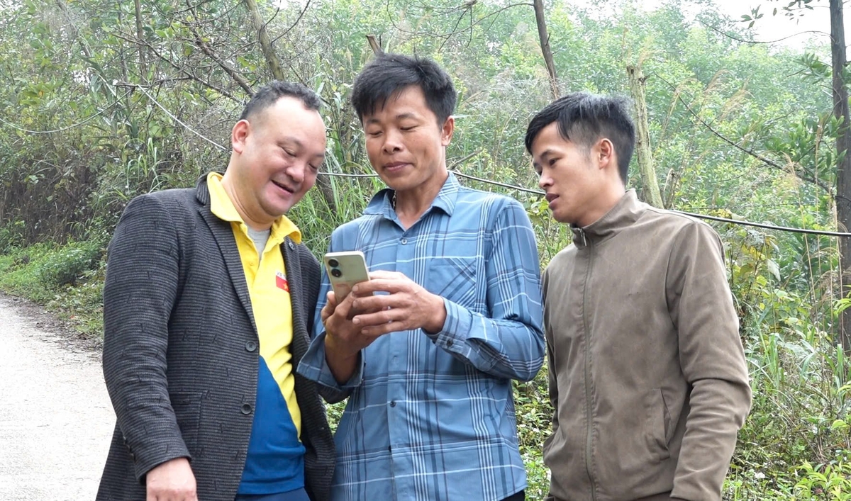 Anh Triệu Quý Phát (ở giữa) cùng lãnh đạo xã, thôn kiểm tra sóng điện thoại. Ảnh: Nguyễn Thành. Anh Triệu Quý Phát (ở giữa) cùng lãnh đạo xã, thôn kiểm tra sóng điện thoại. Ảnh: Nguyễn Thành.