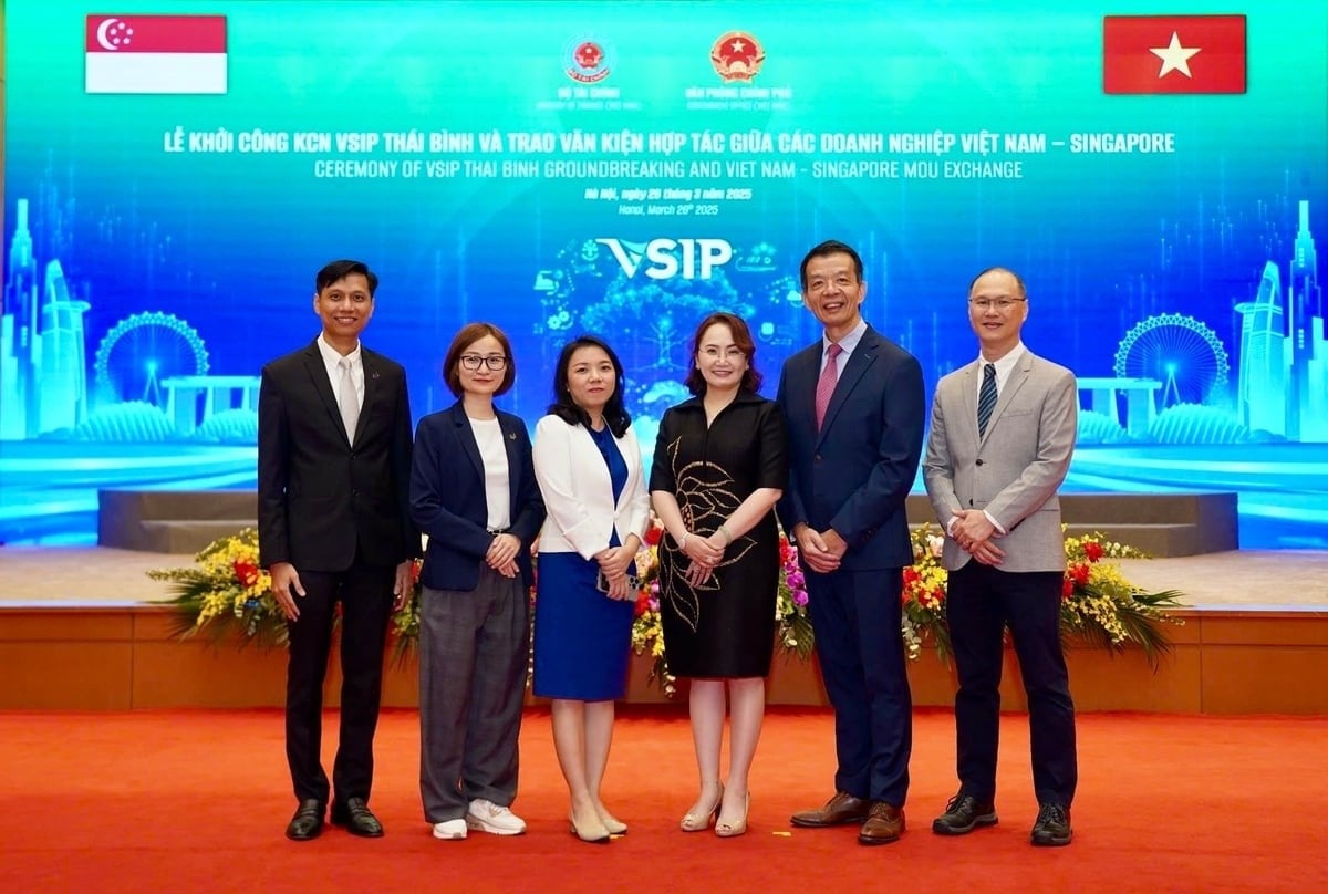 Ms. Dang Huynh Uc My, Chairman of the Board of Directors of TTC AgriS and Chairman of Global Mind Agriculture PTE. Ltd. (3rd from the right), and Prof. William Chen Wei Ning, Director of the Singapore Agri-Food Innovation Lab (SAIL), Nanyang Technological University (NTU) (2nd from the right), along with representatives of the two parties at the signing ceremony.