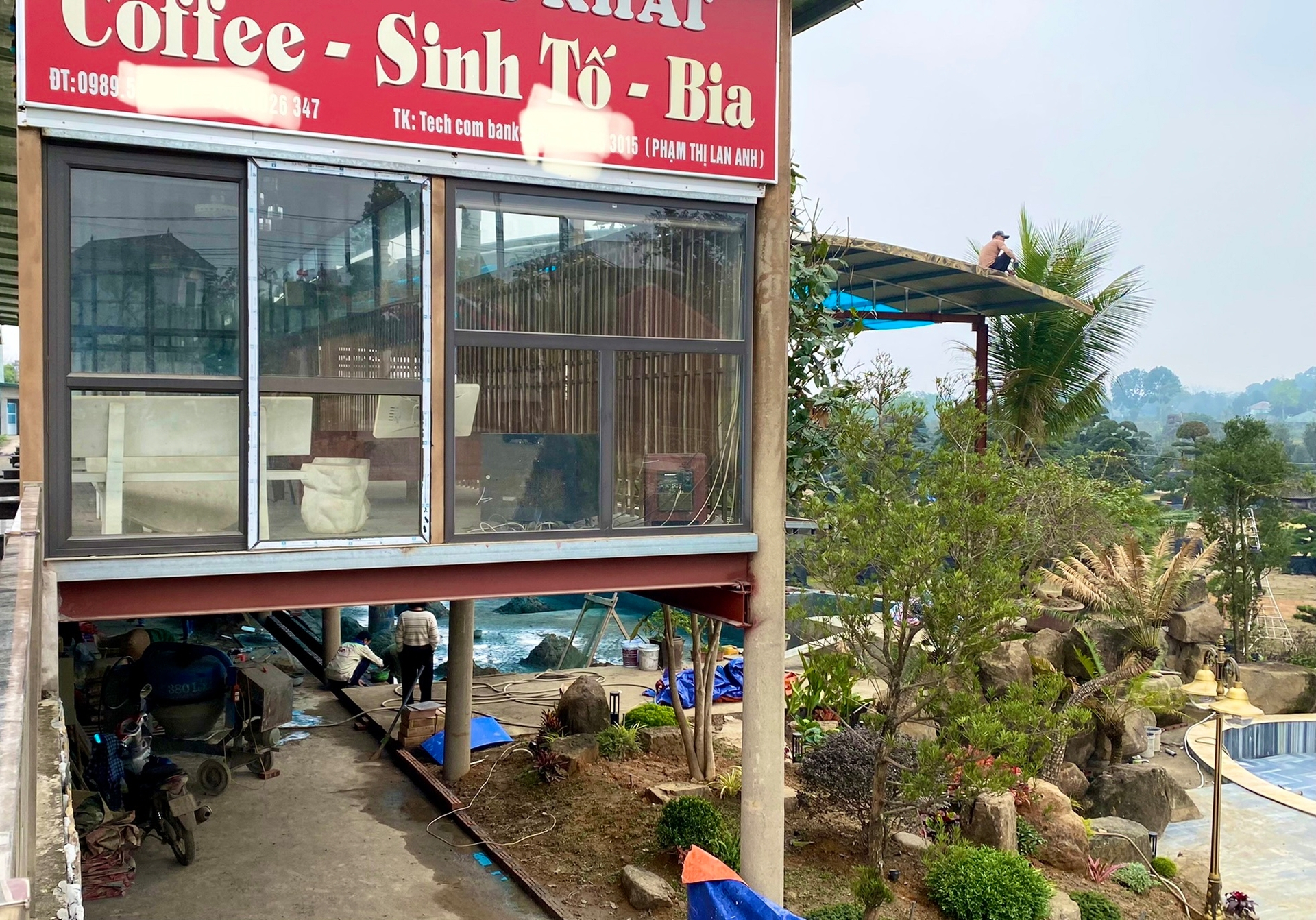 Dù đã bị lập biên bản đình chỉ thi công và yêu cầu tháo dỡ trả lại nguyên trạng, thế nhưng công trình càng phình to, hoành tráng hơn, như thách thức dư luận và pháp luật. Ảnh: T.Thành. Dù đã bị lập biên bản đình chỉ thi công và yêu cầu tháo dỡ trả lại nguyên trạng, thế nhưng công trình càng phình to, hoành tráng hơn, như thách thức dư luận và pháp luật. Ảnh: T.Thành.