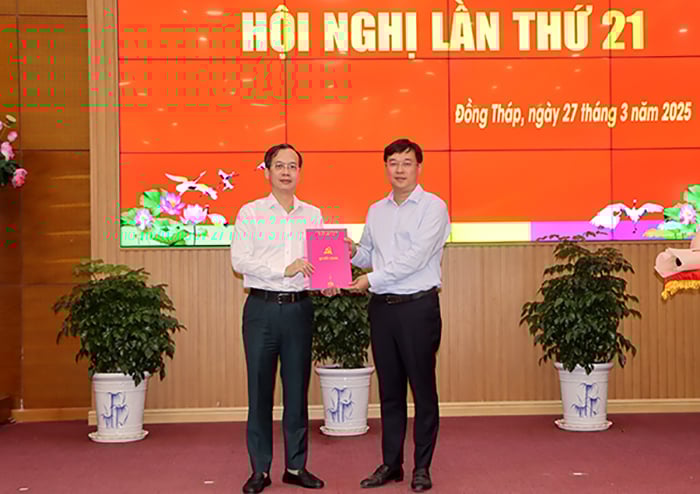 Bí thư Tỉnh ủy Đồng Tháp Lê Quốc Phong (phải) trao quyết định cho ông Trần Trí Quang. Ảnh: Lê Hoàng Vũ. Bí thư Tỉnh ủy Đồng Tháp Lê Quốc Phong (phải) trao quyết định cho ông Trần Trí Quang. Ảnh: Lê Hoàng Vũ.