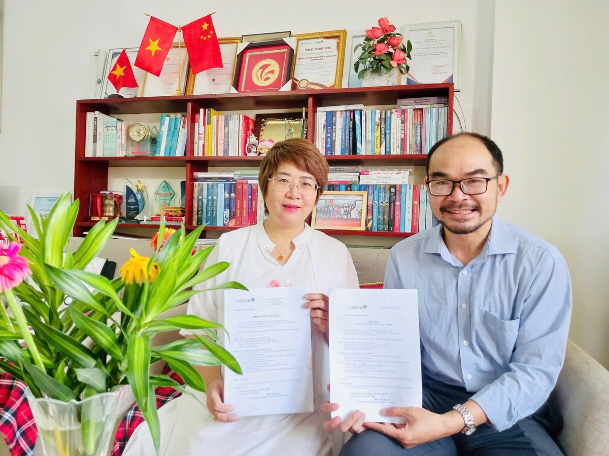 Dịch giả Nguyễn Lệ Chi và tác giả Đỗ Quang Tuấn Hoàng. Dịch giả Nguyễn Lệ Chi và tác giả Đỗ Quang Tuấn Hoàng.