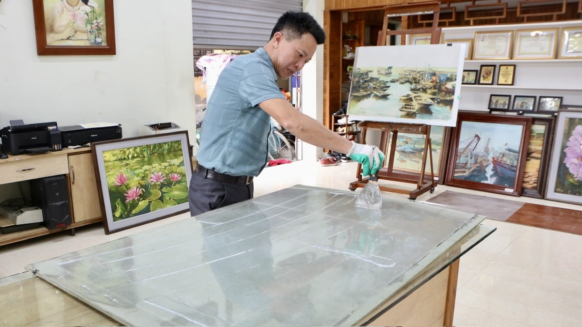 Trải đều keo nhựa lên tấm mica trong suốt và tiến hành rải bột điệp mịn. Ảnh: Thanh Phương. Trải đều keo nhựa lên tấm mica trong suốt và tiến hành rải bột điệp mịn. Ảnh: Thanh Phương.