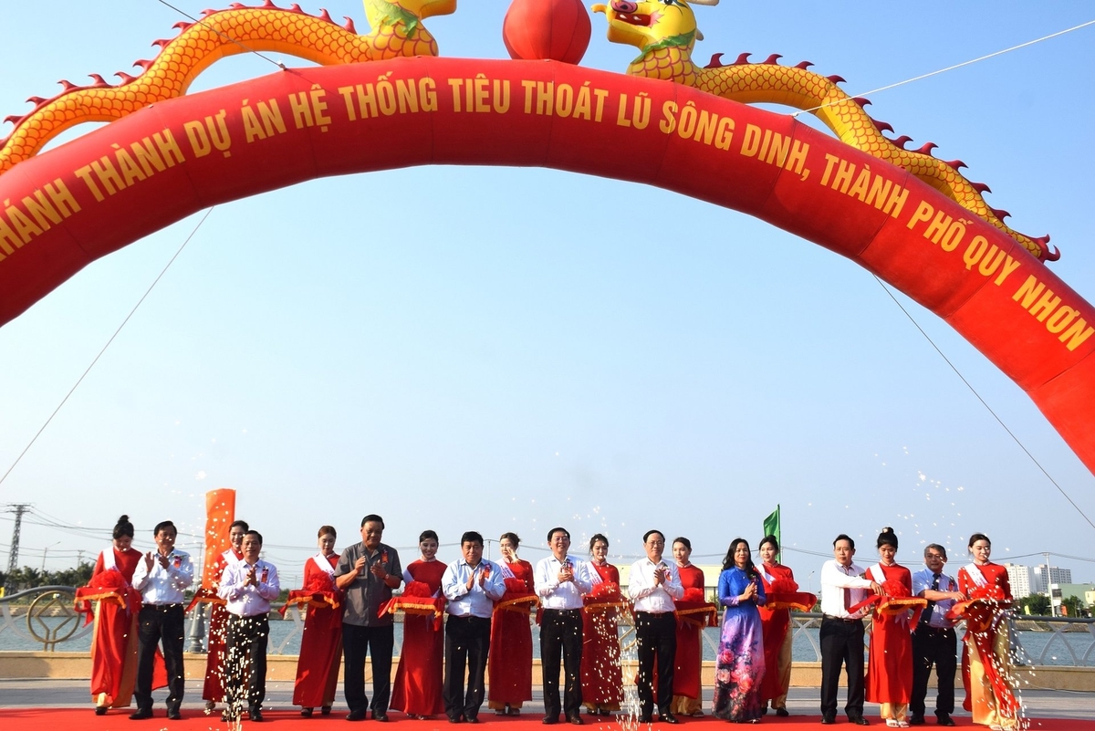 Cắt băng khánh thành hệ thống tiêu thoát lũ Sông Dinh. Ảnh: V.Đ.T. Cắt băng khánh thành hệ thống tiêu thoát lũ Sông Dinh. Ảnh: V.Đ.T.