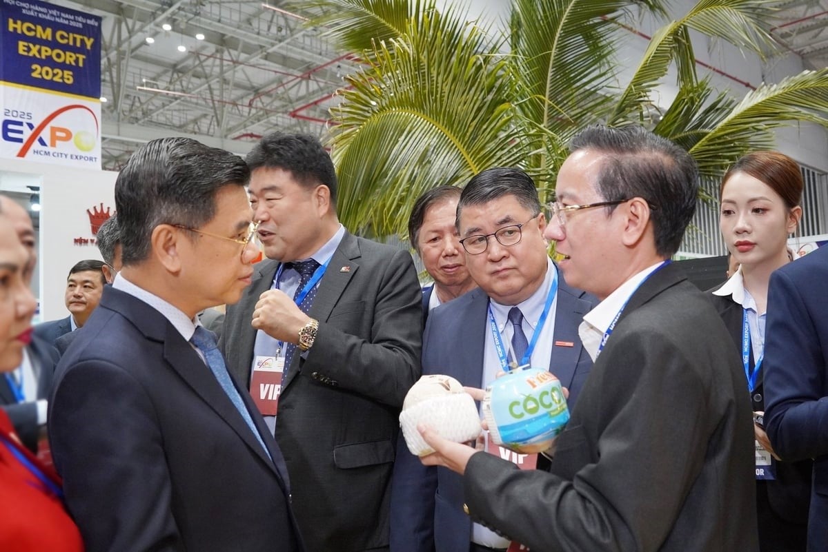 Delegates visit the booth at the Vietnam Outstanding Export Products Fair 2025. Photo: Nguyen Thuy.