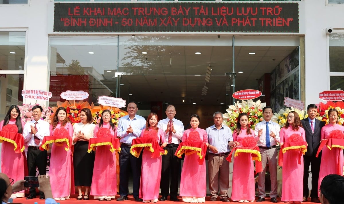 Khai mạc trưng bày tài liệu lưu trữ 'Bình Định-50 năm xây dựng và phát triển'. Ảnh: BTC. Khai mạc trưng bày tài liệu lưu trữ 'Bình Định-50 năm xây dựng và phát triển'. Ảnh: BTC.