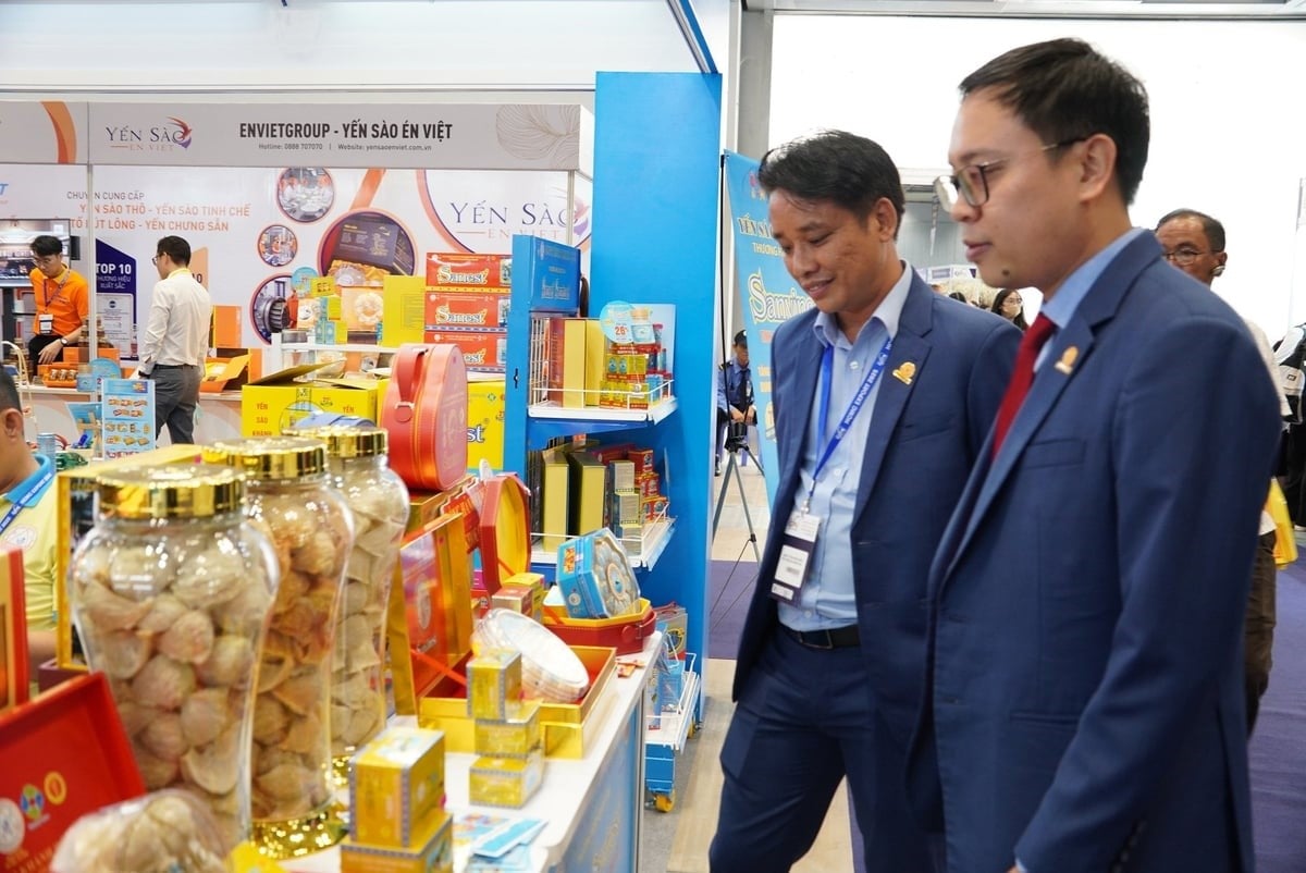 Many businesses producing and trading bird's nests introduced their products at the fair. Photo: Nguyen Thuy.