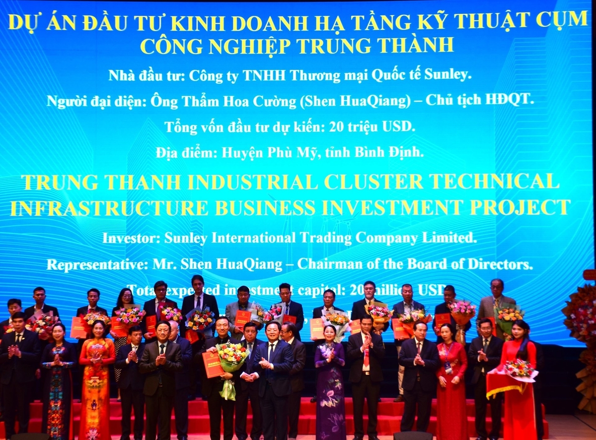 Ông Thẩm Hoa Cường, Chủ tịch HĐQT Công ty TNHH Thương mại quốc tế Sunley, nhận quyết định chủ trương đầu tư dự án Đầu tư kinh doanh hạ tầng kỹ thuật Cụm Công nghiệp Trung Thành. Ảnh: V.Đ.T. Ông Thẩm Hoa Cường, Chủ tịch HĐQT Công ty TNHH Thương mại quốc tế Sunley, nhận quyết định chủ trương đầu tư dự án Đầu tư kinh doanh hạ tầng kỹ thuật Cụm Công nghiệp Trung Thành. Ảnh: V.Đ.T.
