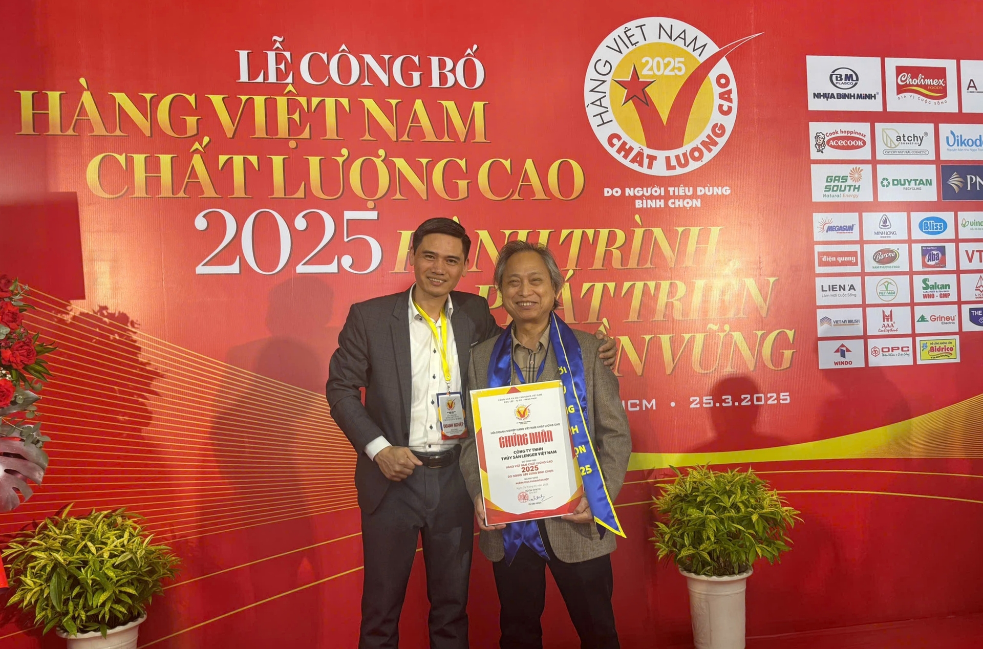 Ông Nguyễn Duy Hàng (trái), Giám đốc kinh doanh Công ty Thủy sản Lenger Việt Nam và ông Nguyễn Hồ Nguyên, Tổng Giám đốc Công ty TNHH Thủy sản Lenger Việt Nam. Ảnh: PN. Ông Nguyễn Duy Hàng (trái), Giám đốc kinh doanh Công ty Thủy sản Lenger Việt Nam và ông Nguyễn Hồ Nguyên, Tổng Giám đốc Công ty TNHH Thủy sản Lenger Việt Nam. Ảnh: PN.