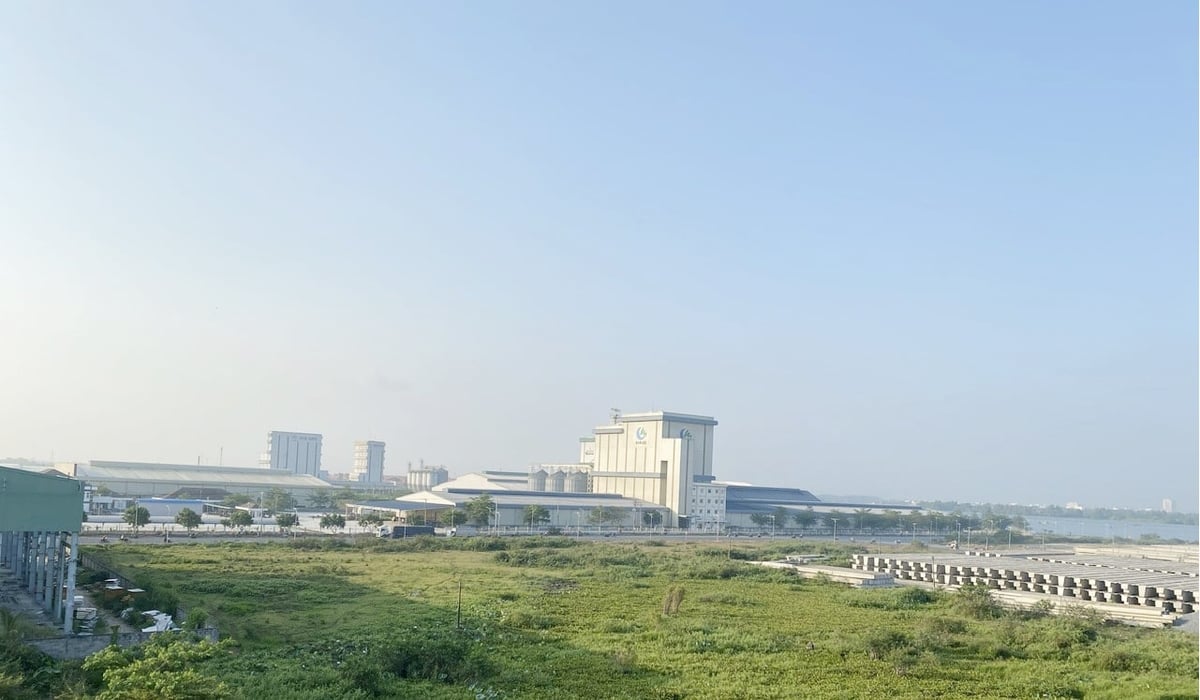 Tại Khu công nghiệp Bình Minh, tỉnh Vĩnh Long, Công ty Hoàng Quân Mê Kông ký hợp đồng cho 13 nhà đầu tư thứ cấp thuê đất trả tiền một lần, không đúng quy định của Luật Đất đai 2013. Ảnh: Lê Hùng.