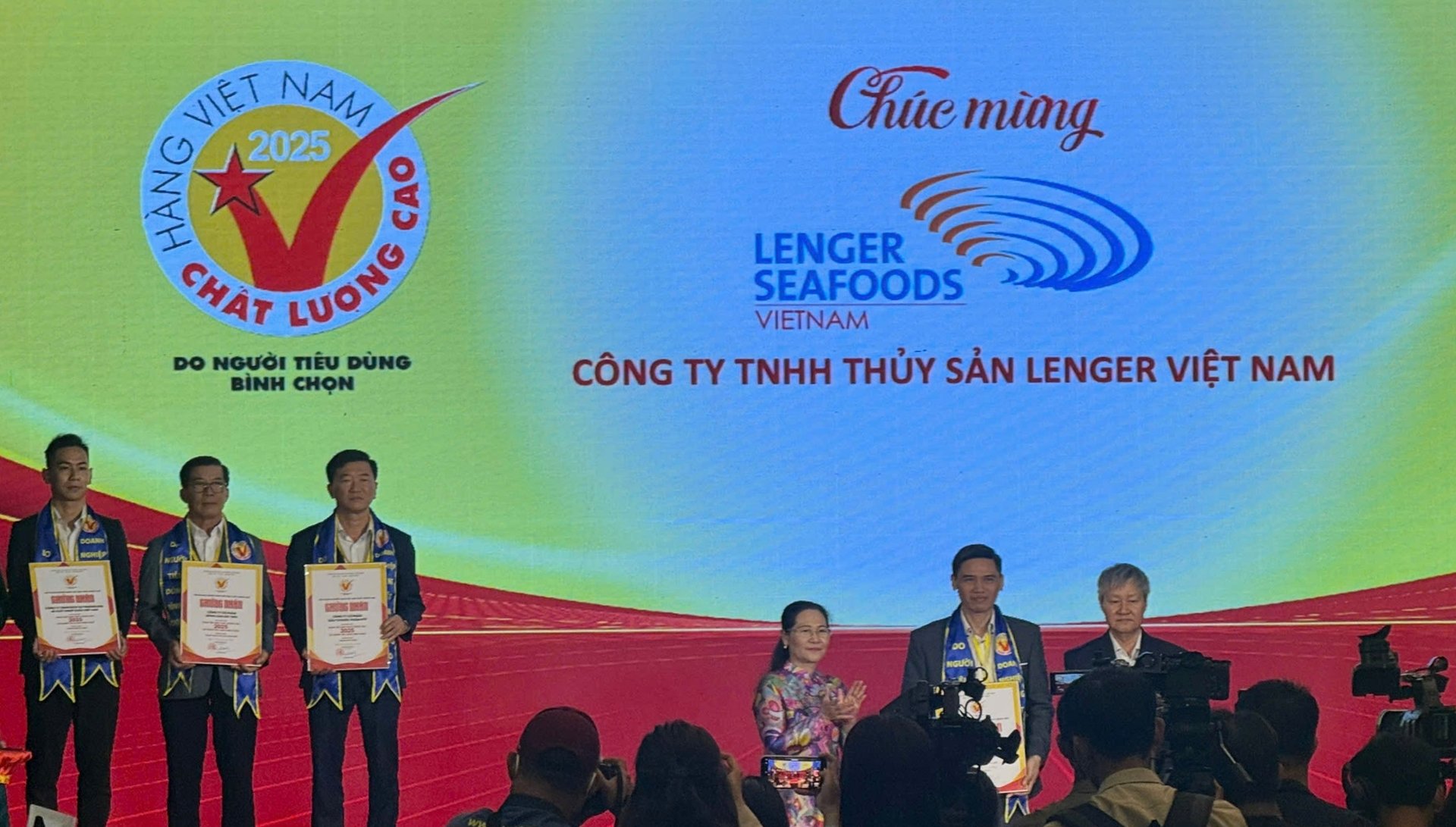 Ông Nguyễn Duy Hàng, Giám đốc kinh doanh Công ty Thủy sản Lenger Việt Nam, nhận cúp và chứng nhận danh hiệu Hàng Việt Nam chất lượng cao năm 2025 do người tiêu dùng bình chọn. Ảnh: PN. Ông Nguyễn Duy Hàng, Giám đốc kinh doanh Công ty Thủy sản Lenger Việt Nam, nhận cúp và chứng nhận danh hiệu Hàng Việt Nam chất lượng cao năm 2025 do người tiêu dùng bình chọn. Ảnh: PN.