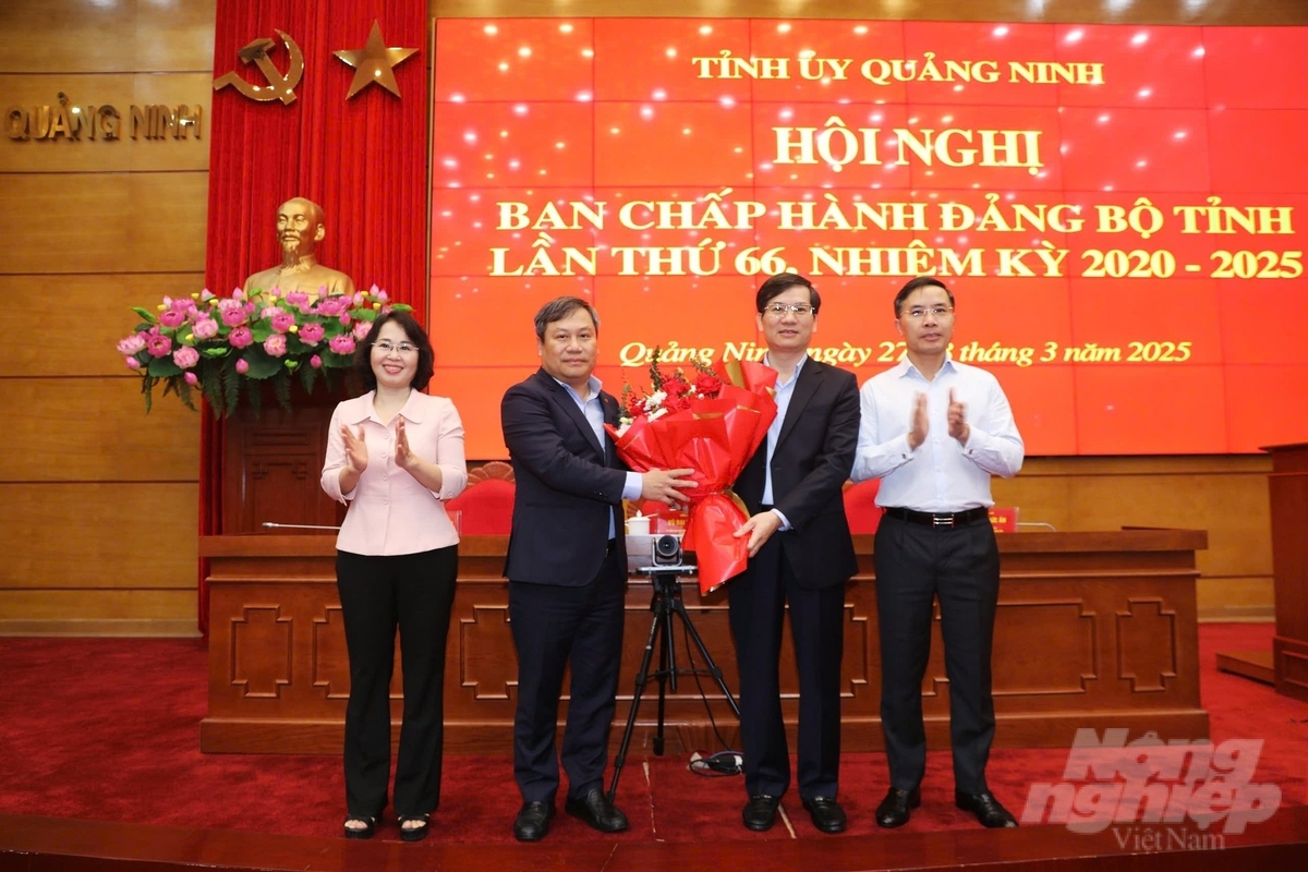 Ông Vũ Quyết Tiến (thứ ba từ trái sang) nhận hoa chúc mừng của Bí thư Tỉnh ủy Quảng Ninh. Ảnh: VC. Ông Vũ Quyết Tiến (thứ ba từ trái sang) nhận hoa chúc mừng của Bí thư Tỉnh ủy Quảng Ninh. Ảnh: VC.