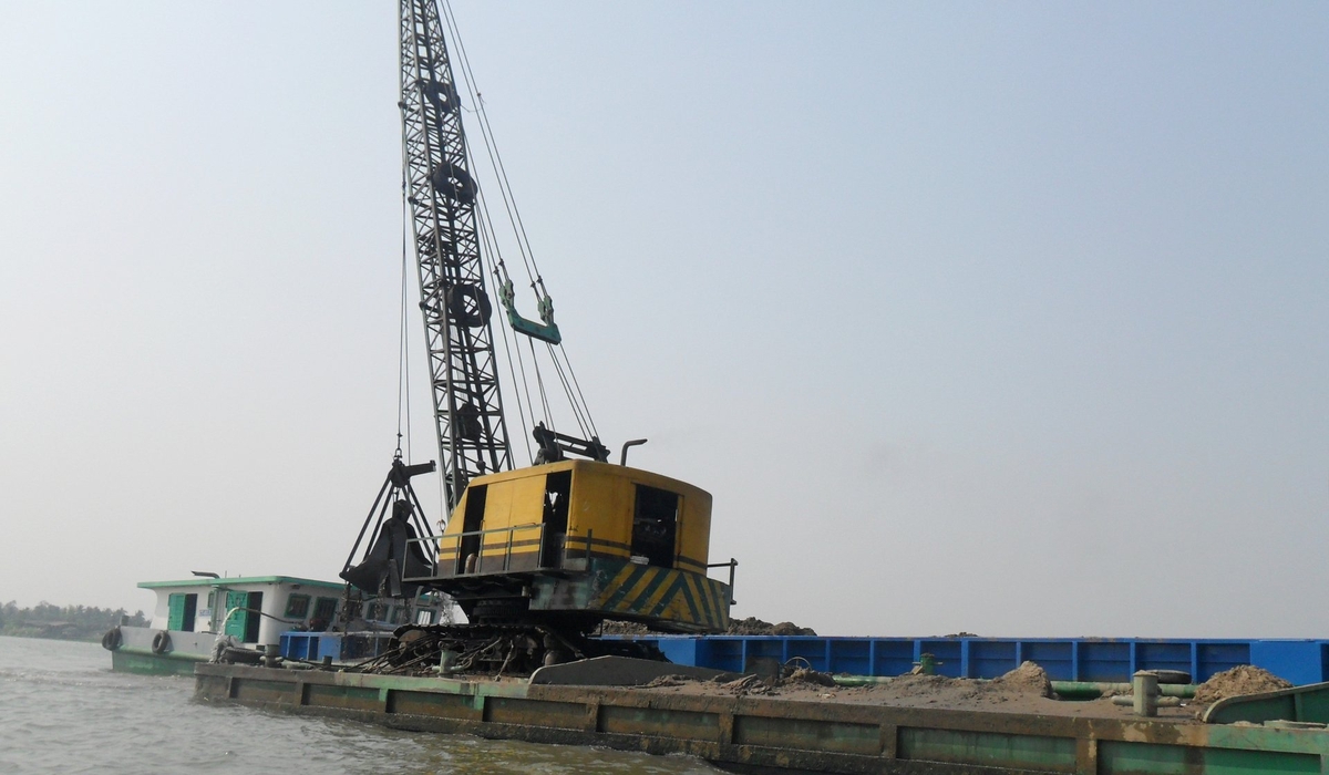 Thanh tra Chính phủ phát hiện UBND tỉnh Vĩnh Long đã cấp, gia hạn giấy phép khai thác cho 38 điểm mỏ cát sông không thông qua đấu giá quyền khai thác khoáng sản. Ảnh: Lê Hùng. 