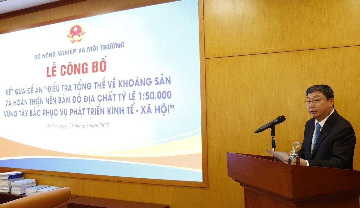 Tran Binh Trong, General Director of the Department of Geology and Minerals, reported that upon completing the Tay Bac Project, specialized agencies discovered and performed an assessment on 110 mines that contain 25 types of important minerals. Photo: Nguyen Thuy.