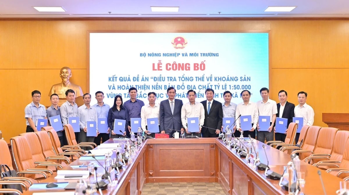 The Deputy Minister of Agriculture and Environment delivered the project's results to 14 provinces in the Northwest with the goal of supporting socio-economic development planning, promoting investment, and maintaining sustainable mineral exploitation. Photo: Nguyen Thuy.