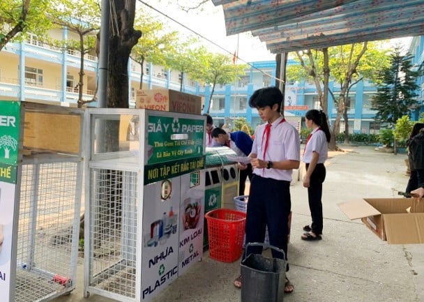 Học sinh trường Trung học cơ sở Nguyễn Chí Thanh thực hành phân loại rác thải. Ảnh: Lan Anh. Học sinh trường Trung học cơ sở Nguyễn Chí Thanh thực hành phân loại rác thải. Ảnh: Lan Anh.