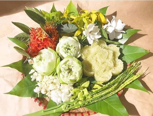 Lễ vật cúng ngày mùng 1 hàng tháng đơn giản, gồm: Hương hoa, Trầu rượu, Nước, Hoa quả. Ảnh: Internet. Lễ vật cúng ngày mùng 1 hàng tháng đơn giản, gồm: Hương hoa, Trầu rượu, Nước, Hoa quả. Ảnh: Internet.