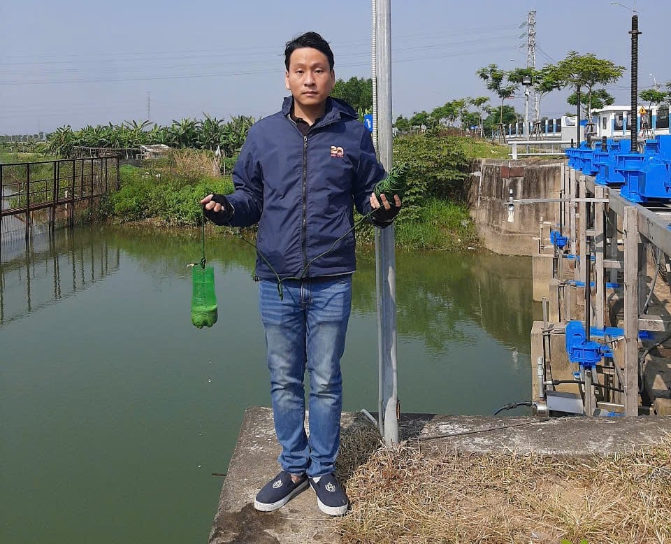 Kiểm tra chất lượng nước trên hệ thống thủy lợi An Trạch. Ảnh: PV. Kiểm tra chất lượng nước trên hệ thống thủy lợi An Trạch. Ảnh: PV.